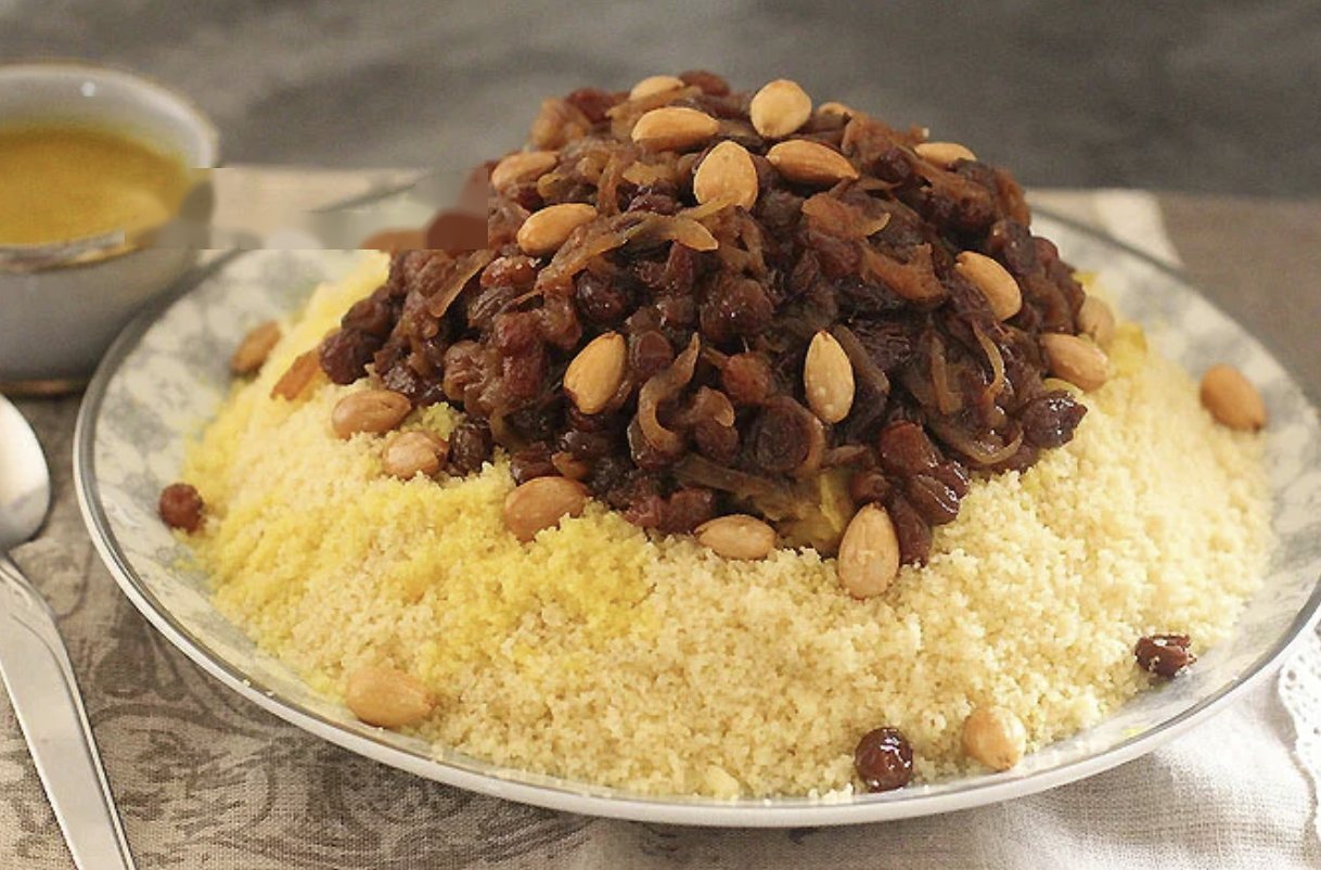 Couscous Tfaya aux oignons confits, raisins secs et amandes